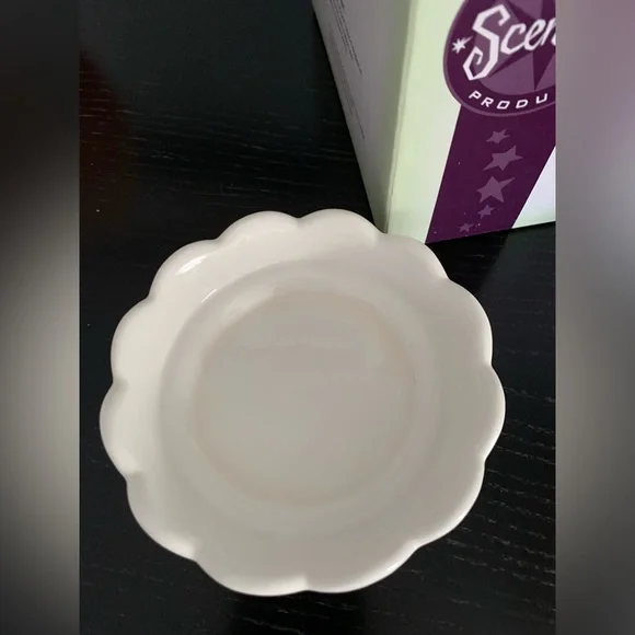 Scentsy Full Size Christmas Warmer Blizzard - Picture 3 of 10